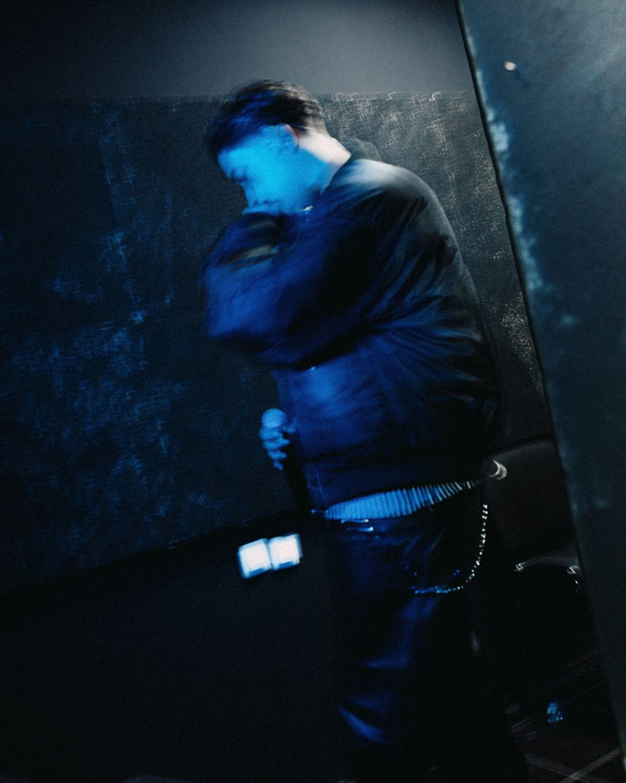 Figoshin en mouvement sous la lumière bleue