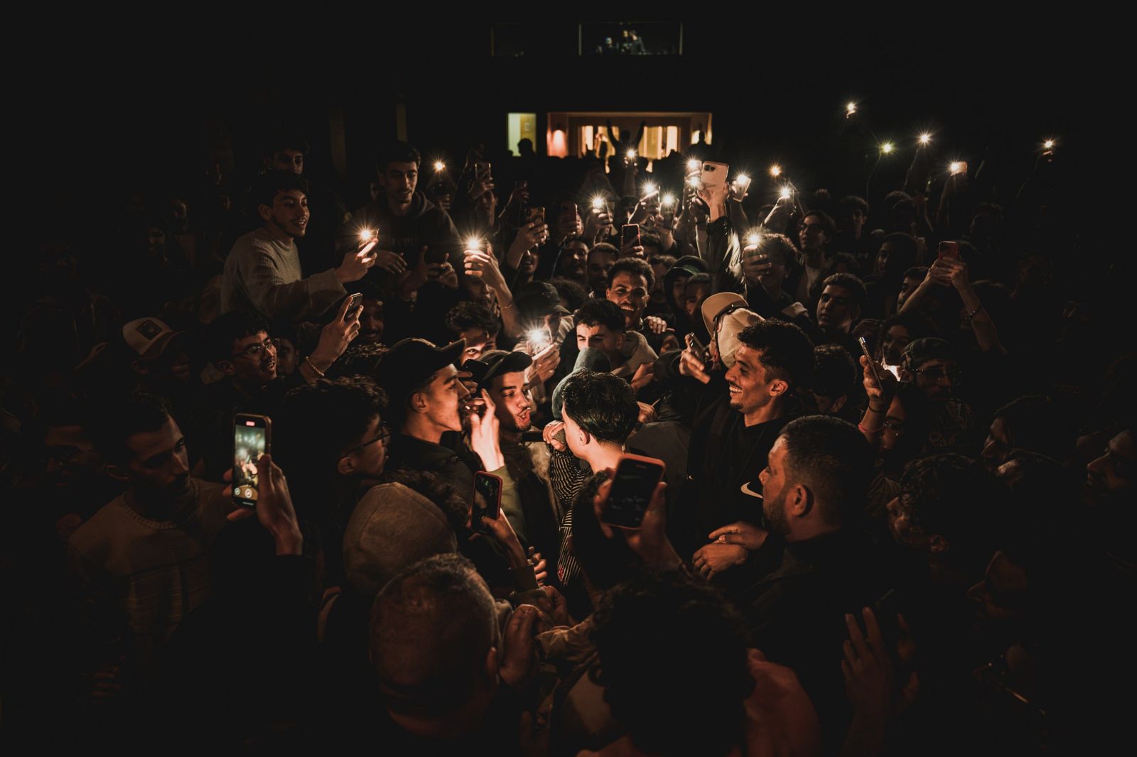 Figoshin au milieu de la foule, lampes de téléphone allumées