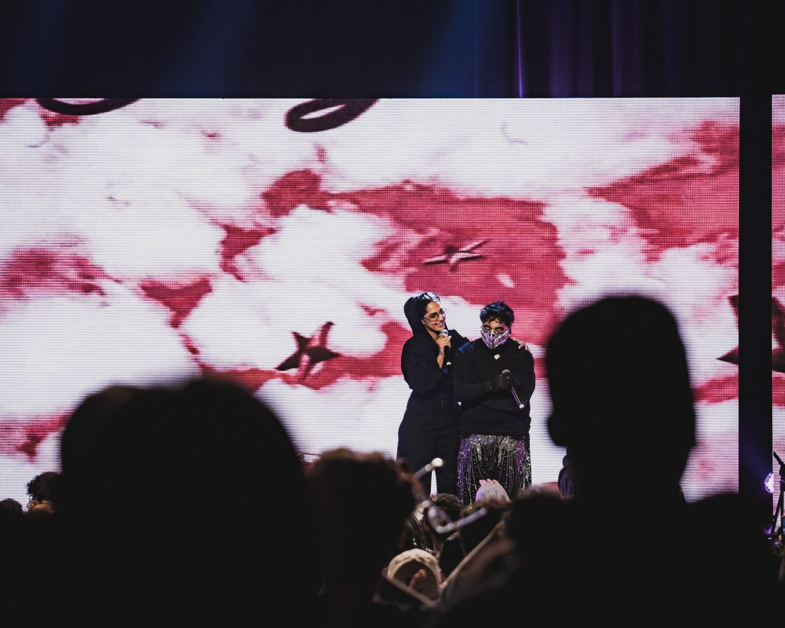 Najm et une invitée devant l'écran rose