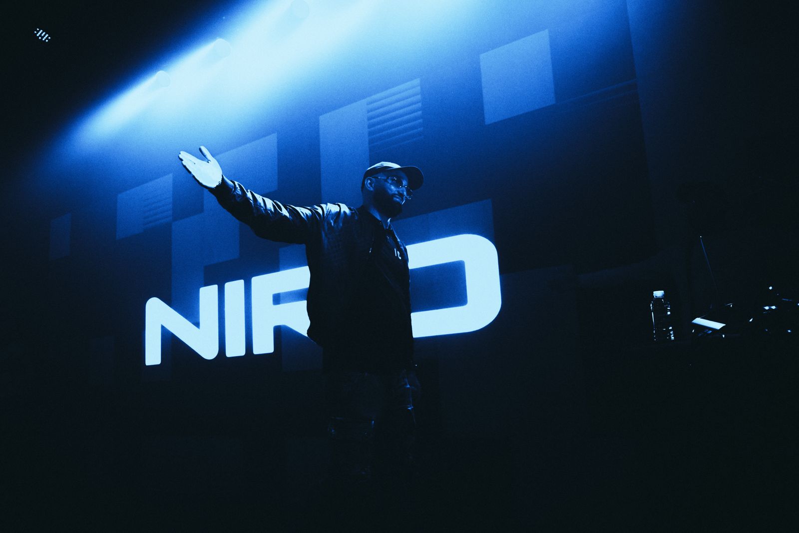 Niro bras tendu sous la lumière bleue