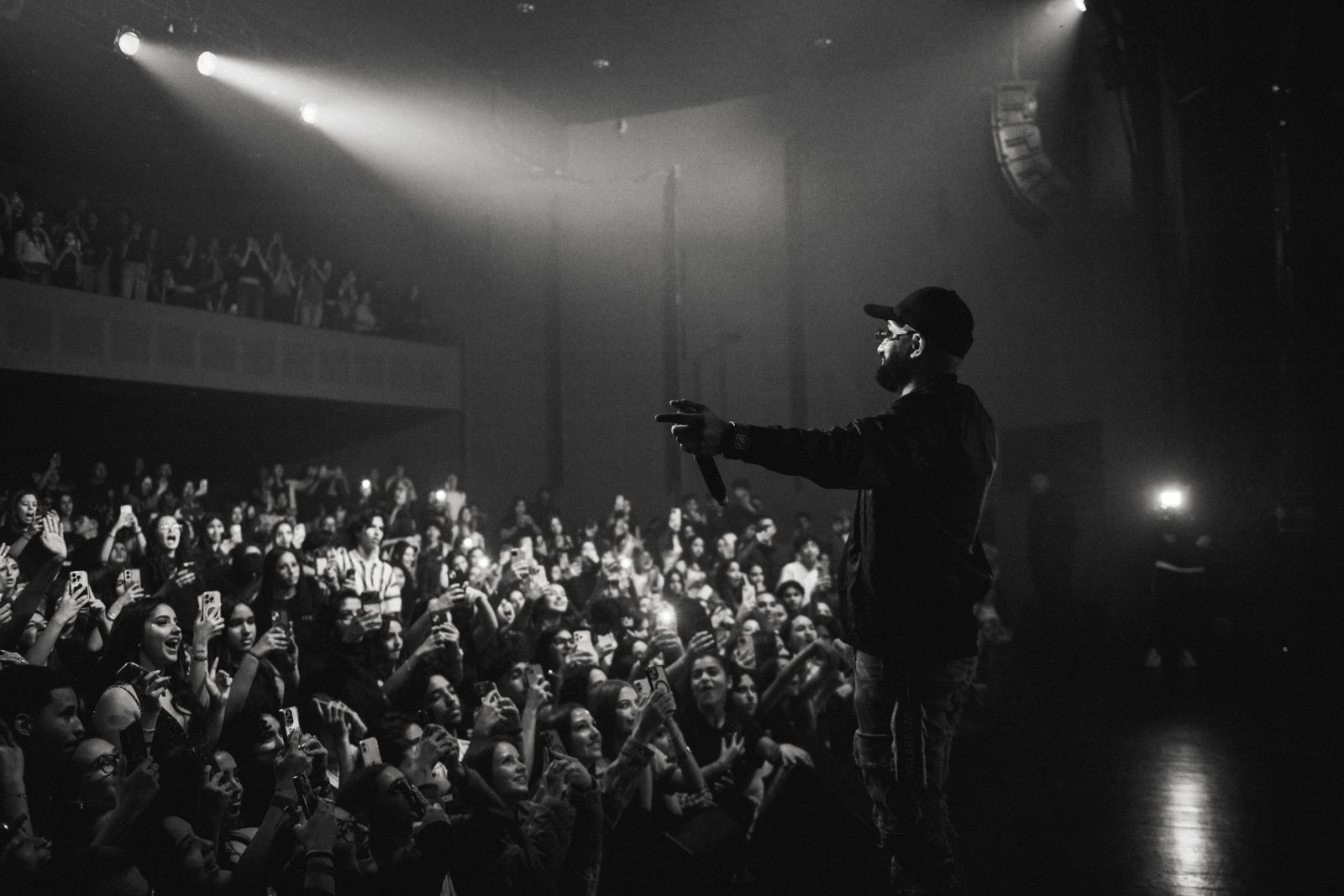 Niro face à la salle pleine, en noir et blanc